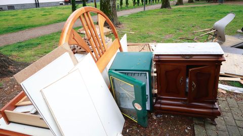 Una nevera de bar y un mueble con cubierta de m�rmol, entre los enseres que abandonaron en Caranza.