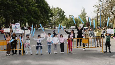 Los m�s peque�os de Xinzo salieron con sus pancartas de apoyo al ciclista local, Carlos Canal