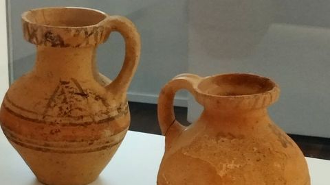 Vasijas de cerámica fenicia halladas en Carmona (provincia de Sevilla) que los arqueólogos relacionan con la pieza descubierta en el yacimiento de A Pobra do Brollón
