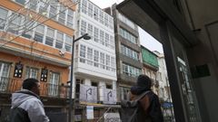 El edificio nmero 124 de la calle de la Iglesia (blanca), en Ferrol, en rehabilitacin