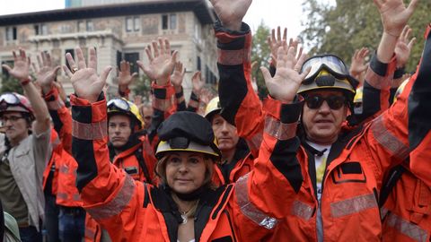 Bomberos de Barcelona se han sumado a las protestas.
