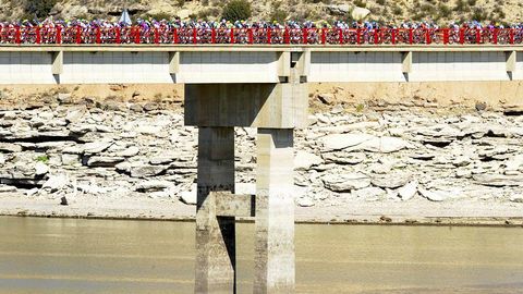 El pelotn cruza un puente durante la sptima etapa, disputada entre Huesca y el circuito de Motorland, en Alcaiz