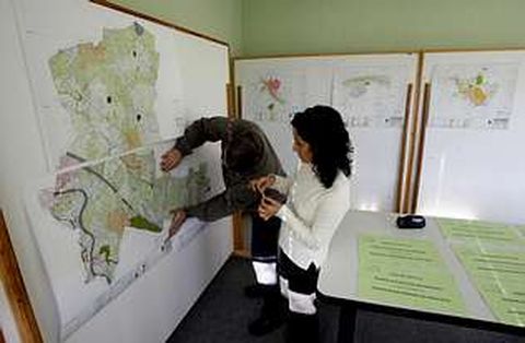 Los t�cnicos colocaron ayer los carteles con los planos de Boqueix�n.