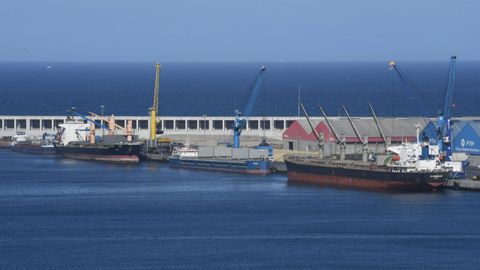 Actividad porturaria en elmuelle de punta Langosteira.