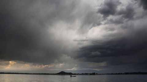 Panormica del lago indio de Dal de Srinagar