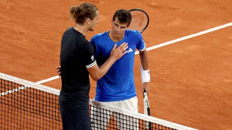 Zverev saluda a J&oacute;dar, tras la eliminatoria de cuartos de Roland Garros.