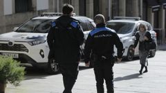 Imagen de archivo de agentes de la Polic�a Local de Betanzos, frente a la sede del cuerpo.