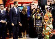 Los pr�ncipes de Asturias, durante su visita al pabell�n de Jap�n.