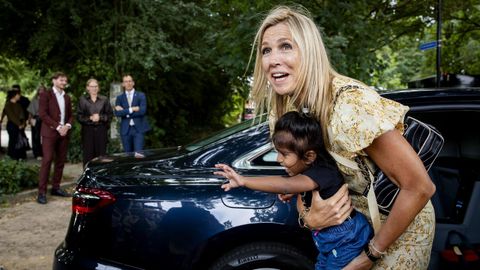La monarca pos� para una foto con un ni�o en brazos