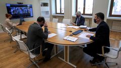 El equipo de la conseller�a, con Rom�n Rodr�guez (derecha) a la cabeza, en una de las reuniones de este martes con la comunidad educativa