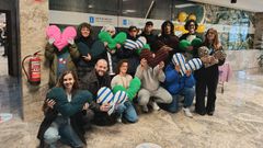 El alumnado de Aspronaga entrega sus ?Corazones Viajeros? a ni�os con tratamiento oncol�gico en el marterno.