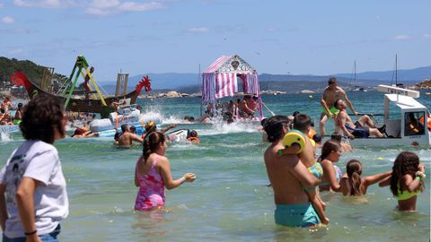 Festa da Dorna: Rejata de Embarcasi�ns feitas a machada e pan de millo na playa de Coroso