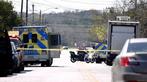 Dispositivo de emergencias, en el vecindiario donde se produjo la tercera explosici�n, en Austin