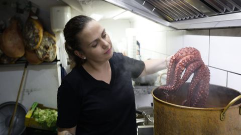 Nuria V�zquez, de Pulper�a O Panadeiro, en Viveiro, donde triunfa el pulpo