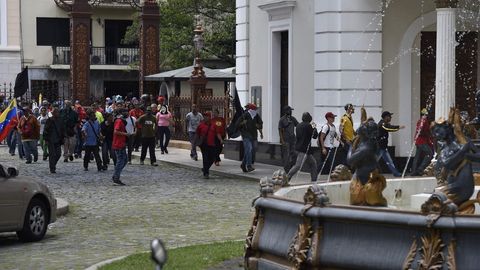 Partidarios de Nicols Maduro entran en la sede de la Asamblea Nacional durante la sesin especial por el Da de la Independencia