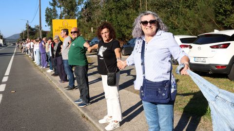 CADENA HUMANA DESDE EL HOSPITAL DEL BARBANZA AL CENTRO DE SALUD PARA PEDIR UNA SANIDAD PUBLICA DE CALIDAD