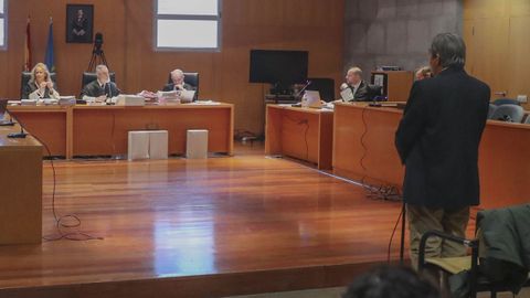 El exvicepresidente del Gobierno y expresidente del Principado, Francisco lvarez-Cascos, se sent en el banquillo de la seccin tercera de la Audiencia Provincial de Oviedo para ser juzgado del delito continuado de apropiacin indebida del que se le acusa por cargar gastos personales a Foro Asturias