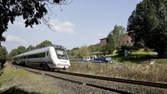 Un tren regional recorre la v�a antigua entre Vilagarc�a y Santiago, inaugurada en 1873, a la altura de Bamio