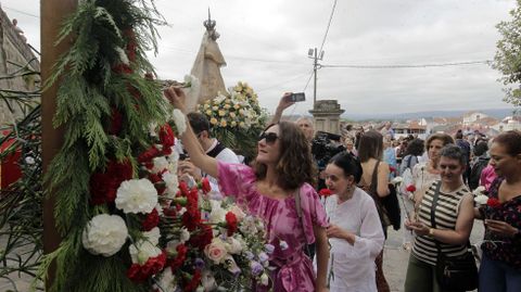 Decenas de personas participaron este 15 de agosto en Monforte en la ofrenda floral a la Virgen de Montserrat