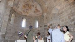 Una visita guiada a la iglesia rom�nica de San Miguel de Eir�, en Pant�n, que tambi�n figura en las rutas de este a�o