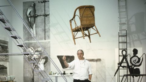 William Kentridge, rodeado de una de sus obras