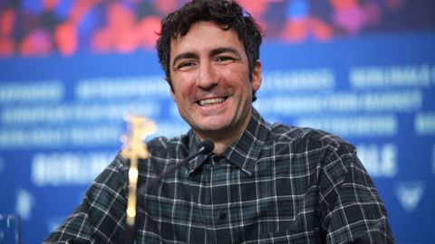 El turco-alem&aacute;n ?lker &Ccedil;atak, director del filme &laquo;Yellow Letters&raquo; durante la rueda de prensa.