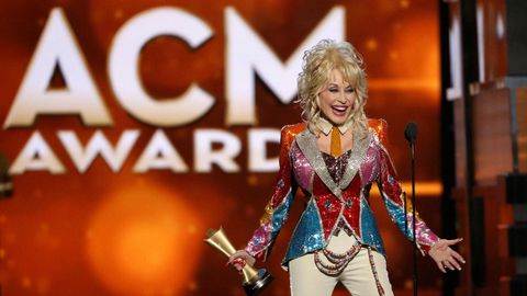 Dolly Parton al recibir el Premio Tex Ritter durante la 51.� entrega de los Premios ACM en Las Vegas, Nevada, el 3 de abril de 2016.