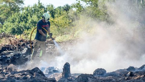 Los bomberos terminan de sofocar el incendio declarado en la zona de Basauri