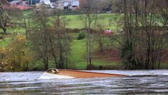 El catamar�n que la Diputaci�n ten�a ammarrado en Los Robles, acaba hundido y arrastrado por la corriente hasta la presa de la F�brica da Luz