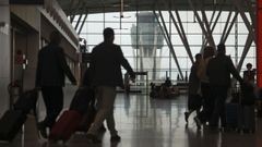 Actividad en la zona de salidas del aeropuerto de Santiago-Rosal�a de Castro