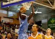Michel Diouf, machacando el aro del B�squet Coru�a en el derbi del pasado s�bado.