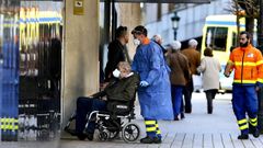 Gente con mascarillas entrando en Povisa