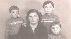 A avoa do autor, coa nai -arriba � dereita- e as s�as t�as, na d�cada dos anos 50