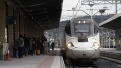 Un Alvia de Lugo a Madrid entrando en la estaci�n de tren de Monforte, donde hay limitaciones de velocidad