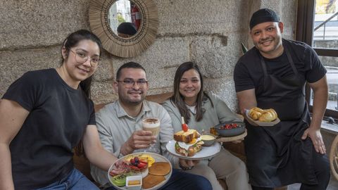 El�Choiva Caf� Brunch, una iniciativa de Gabriela Henr�quez (en el centro), abri� en febrero en la r�a Aller Ulloa.