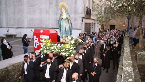 La Irmandade do Cristo da Misericordia sac en procesin las imgenes del Ecce Homo y las vrgenes de la Amargura y la Soledad tras la celebracin de la misa.