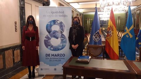 La concejala de Pol�ticas sociales del Ayuntamiento de Oviedo, Conchita M�ndez, y la edil delegada del �rea, Leticia Gonz�lez