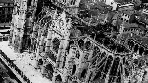  Fotografía de archivo (30-5-1966) que muestra una vista aérea de la Catedral de León después del incendio desencadenado el día anterior.