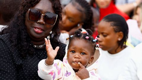 Varias personas asisten al encuentro del Papa Le�n XIV con migrantes en el Centro Las Ra�ces.
