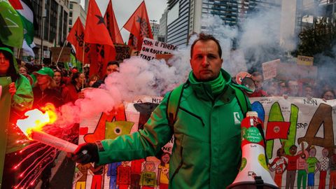 Manifestantes protestando el pasado 14 de octubre en Bélgica contra los planes de recorte del Ejecutivo de Bart De Wever, al que acusan de aplicar «políticas antisociales de extrema derecha»