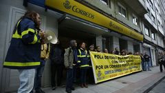 Oficina de Correos calle Entrepe�as. Protestas por la reducci�n de personal