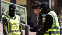 Agentes de la Guardia Civil trasladan al cuartel de La Salve, en Bilbao, de uno de los detenidos