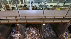 Zona de triaje de la planta de Lousame, donde se separan los residuos
