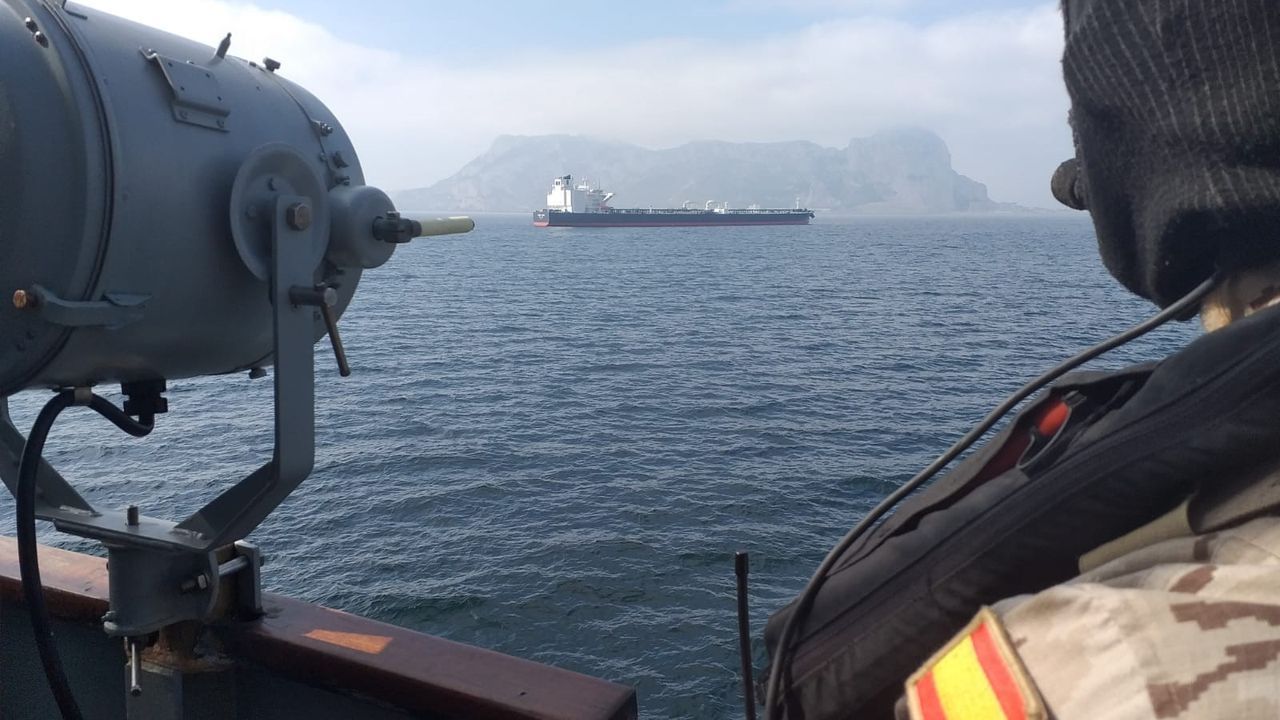 El patrullero Centinela vigila cableado y conducciones submarinas «esenciales para la población española»