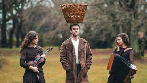 O bailador Fran Sieira e as integrantes do d&uacute;o musical Caama&ntilde;o & Ameixeiras