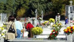 Visitas al cementerio de Quiroga por el d�a de Santos, en una imagen de archivo
