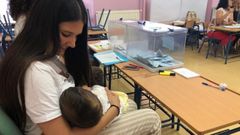 La presidenta de una mesa electoral de Arahal (Sevilla) amamanta a su hijo durante la votaci�n