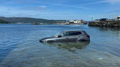 El coche inundado por la marea en Muros el pasado fin de semana