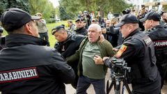 La polica detiene a un manifestante durante la protesta de la oposicin prorrusa contra los resultados electorales en Moldavia
