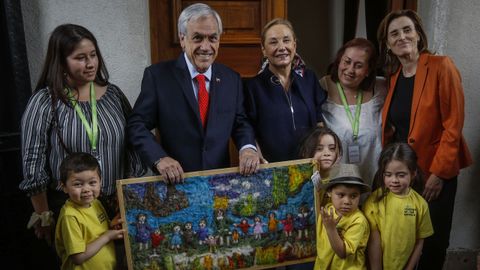 Piera posa con un cuadro que le regalaron unos escolares el dia de su cumpleaos